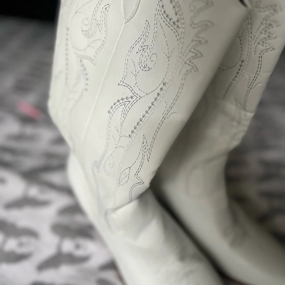 White Western Cowboy Boots - Picture 2 of 7